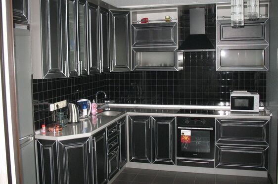 Просторная кухня без верхних шкафов