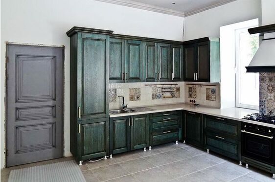 Плинтус для столешницы на кухне: выбор и монтаж